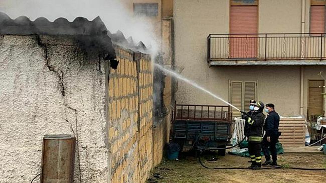 Partanna, vasto incendio in un deposito