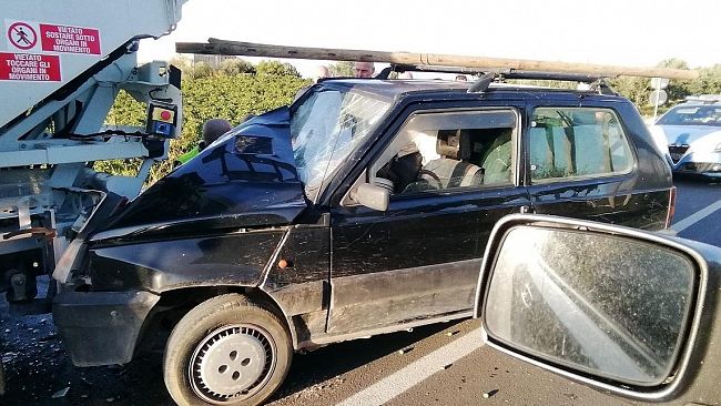 Grave incidente in c/da Zano, auto finisce contro furgone raccolta rifiuti