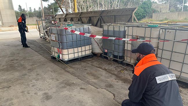 Mazara, La Capitaneria di Porto scopre deposito incontrollato di rifiuti. 