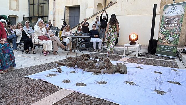 marsala-tempo-di-poesia-festival-la-performance-di-slam-poetry-sulla-crisi-climatica-commuove-il-pubblico