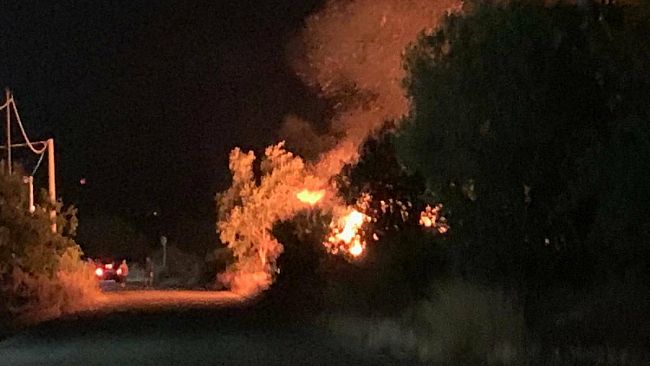Vasto incendio alla periferia dí Salemi nei pressi delle Poste 