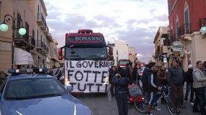 Lo sciopero si sposta in piazza Mokarta