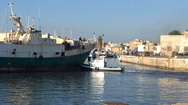 VIDEO – Anche oggi peschereccio incagliato nel porto canale di Mazara
