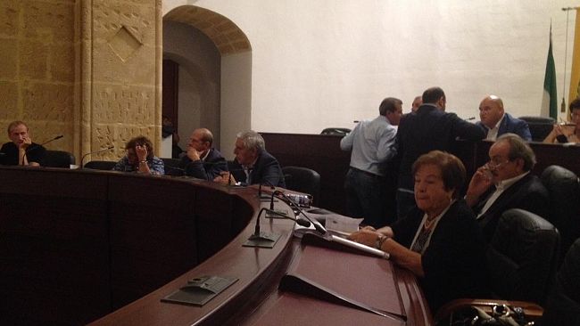 Mazara, oggi il Consiglio dibatte su due questioni scottanti? Bilancio bocciato dai Revisori e il “niet” della Regione per conferire i fanghi dell’escazione del porto canale in  colmata B