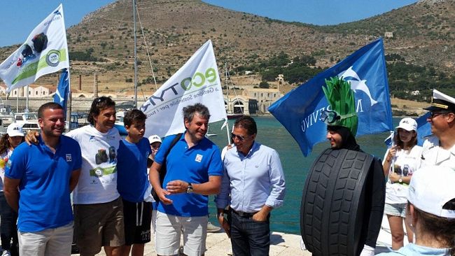 Marevivo e AMP ripuliscono i fondali del porto di Favignana dai pneumatici