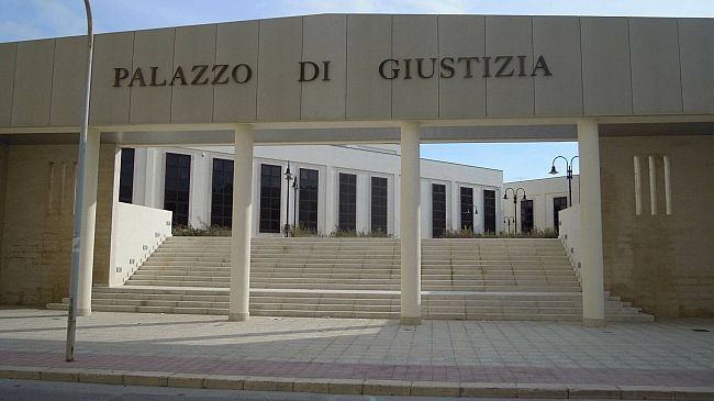 Approdano in Tribunale i guai giudiziari del sindaco di Pantelleria. Avviato processo per abusivismo edilizio. Il 6 giugno, invece, quello per minaccia, ingiurie e lesioni