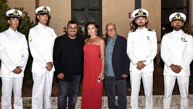 Marsala. Il produttore del film Briciole Sul Mare e l’attore Sergio Friscia hanno premiato gli uomini della guardia costiera che hanno tratto in salvo un gattino.