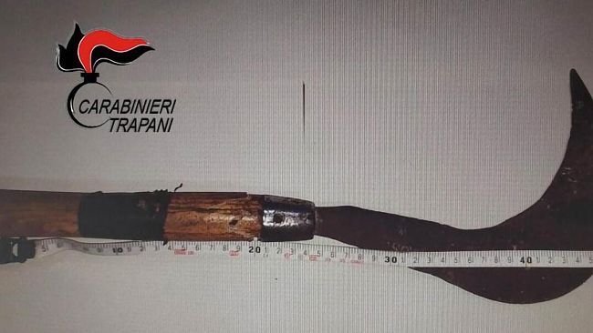 Mazara, minaccia una famiglia armato di falce: denunciato dai Carabinieri
