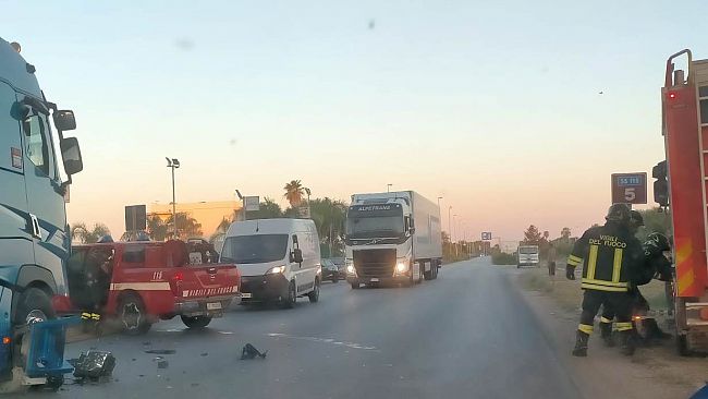 terribile-incidente-frontale-sulla-ss115-auto-si-accartoccia-tre-feriti-uno-in-gravi-condizioni