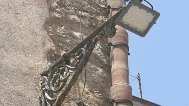 Erice, lanterne del centro storico. “Installati faretti provvisori in attesa del restauro”