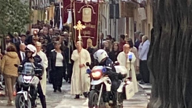 Trapani. Sfreccia in monopattino tra i fedeli: bloccato dopo un inseguimento