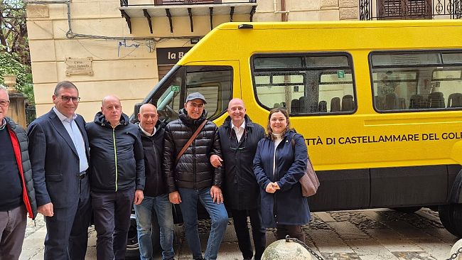 Castellammare ha un nuovo scuolabus. Il mezzo consegnato al comune