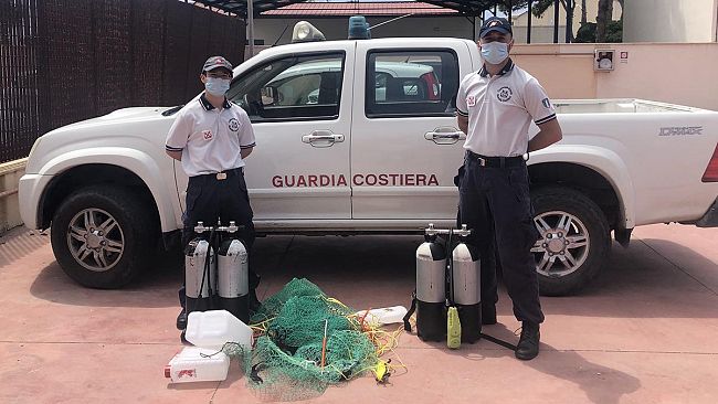 Levanzo, ricci di mare pescati in area protetta: sequestrati dalla Capitaneria