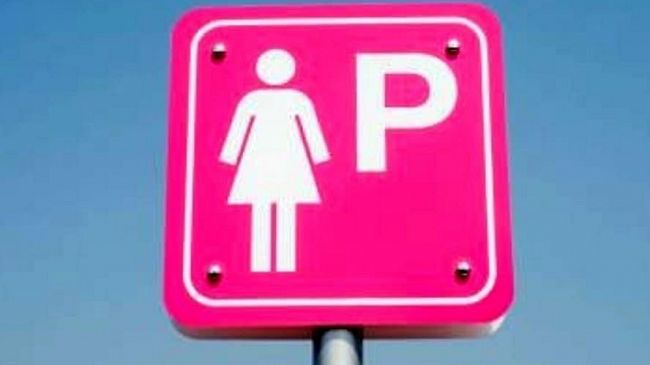 Trapani, istituiti due stalli di sosta “rosa”