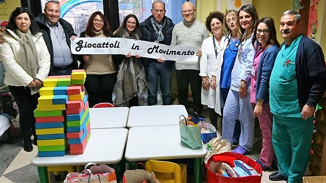 Giocattoli in movimento, gli attivisti del Meetup M5S consegnano ai bambini della pediatria i doni raccolti