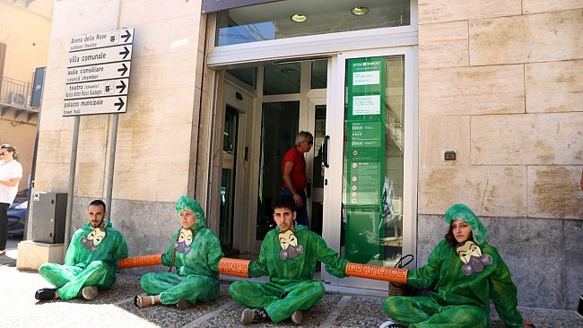 Castellammare: manifestazione contro il cambiamento climatico, attivisti occupano l’ingresso della banca