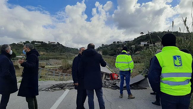 Inizieranno i lavori di demolizione del ponte crollato sul fiume San Bartolomeo