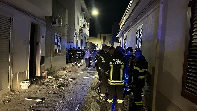 Esplosione di via Villa Cappello,trovati fiori e i resti di un ordigno. Atto intimidatorio?