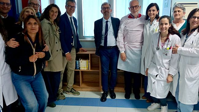 Circolo tennis Trapani dona tre librerie al reparto oncologico dell’Ospedale S. Antonio Abate