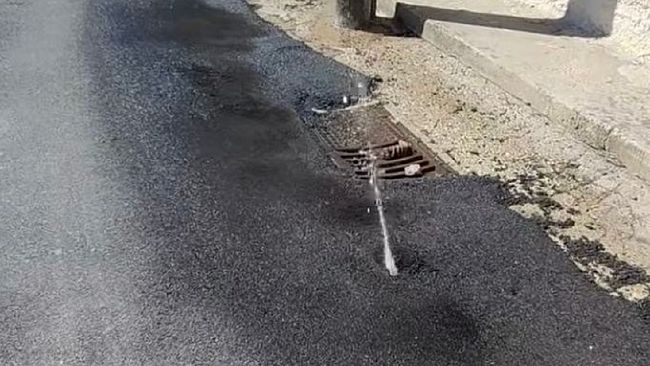 Perdita d'acqua in via Mazara e parte la lapidazione dei tecnici comunali