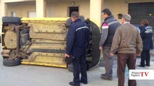VIDEO – Fiat500 si capovolge in via Castelvetrano. Il racconto del conducente miracolosamente illeso