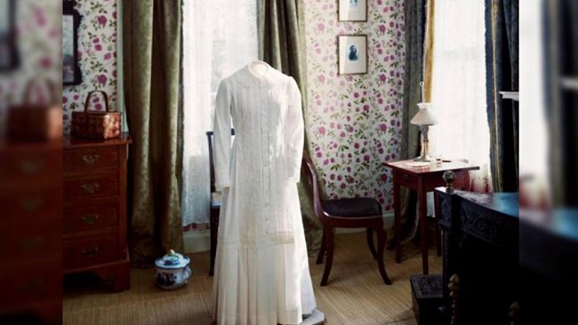 Ultime della sera: “La poetessa vestita di bianco”