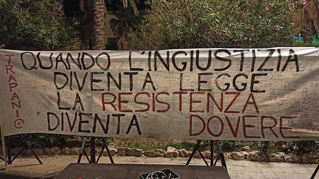 VIDEO – “Trapani c’è”, manifestazione di protesta contro le restrizioni governative