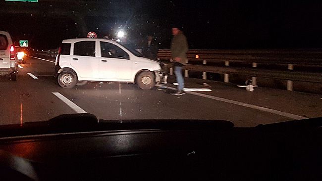 Auto contro guard-rail allo svincolo per Campobello di Mazara