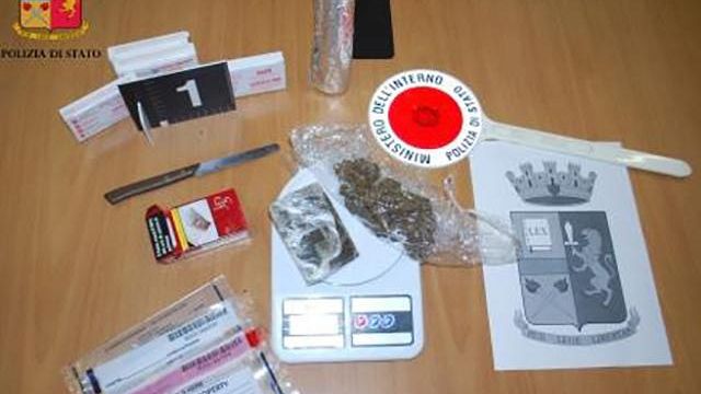 Alcamo: Trasportava un panetto di hashish e 50 frammenti di infiorescenze di marijuana. Arrestato dalla Polizia un nigeriano ospite di un centro SPRAR