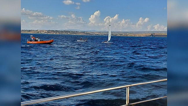Catamarano si capovolge ed equipaggio in acqua: Soccorsi dalla Guardia Costiera
