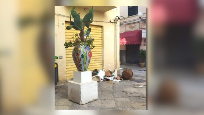 Giara divelta in piazzetta Porta Palermo