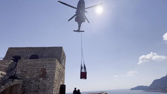 L’Aeronautica Militare trasporta un rostro punico presso l’isola di Marettimo
