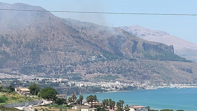 Incendio in zona Belvedere a Castellammare, elicottero in azione con numerosi lanci d'acqua