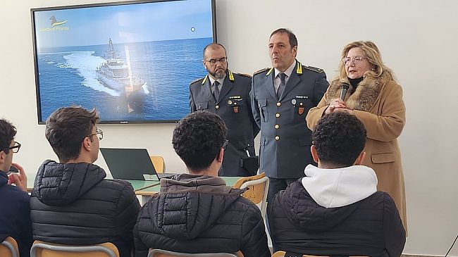Mazara, gli studenti del Ruggiero D'Altavilla incontrano la Guardia di Finanza 