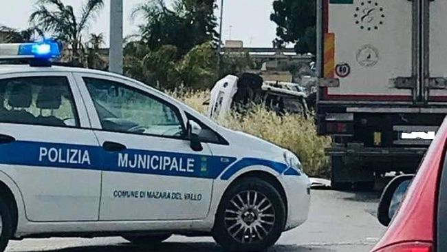 Mazara, grave incidente sulla Ss15 fra un camion e una minicar 