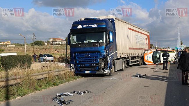 Mazara, incidente sulla 115: automedica si scontra con tir  