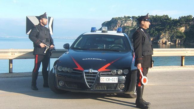Alcamo, non si ferma all'alt: inseguito e fermato aggredisce i Carabinieri