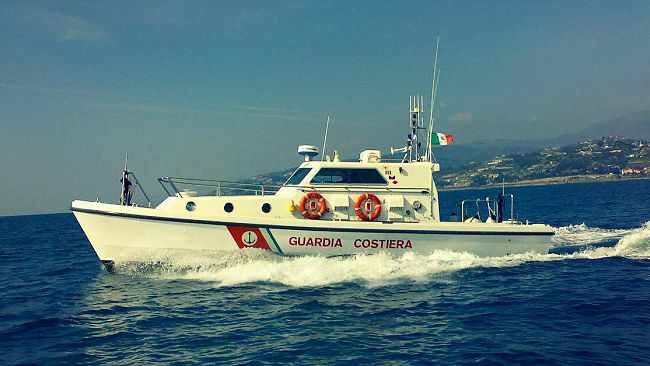 Mazara, la Guardia Costiera soccorre un marittimo azero