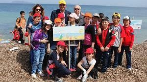 intervento-nella-spiaggia-salinella-alunni-operatori-volontari-di-legambiente-e-del-club-unesco-assieme-nell-iniziativa-del-comune