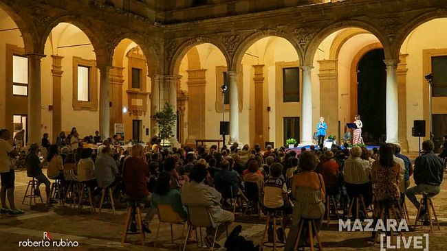 Si è conclusa con grande successo la rassegna letteraria ” In…Chiostro d’Autore”.