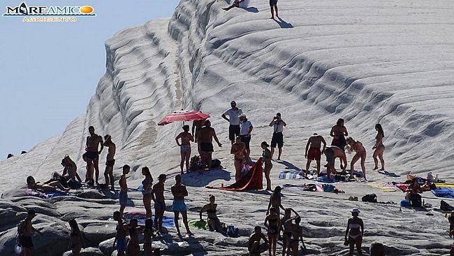 video-maremico-ag-lancia-lallarme-oltre-100-denunciati-dai-carabinieri-per-linvasione-della-scala-dei-turchi