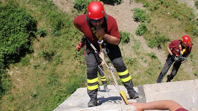 Cade da un muro alto 5 metri. Ragazza salvata dai Vigili del Fuoco