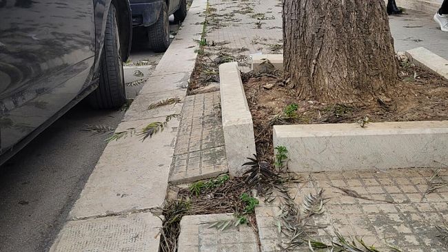 Marciapiedi off limits: passeggiare in via Virgilio è un'odissea