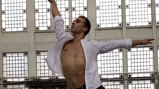 Il ballerino castellammarese Giuseppe Curatolo verso il Teatro alla Scala