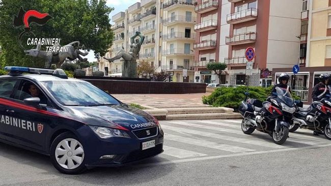 Marsala, I carabinieri denunciano tre persone sorprese con mazze e coltelli