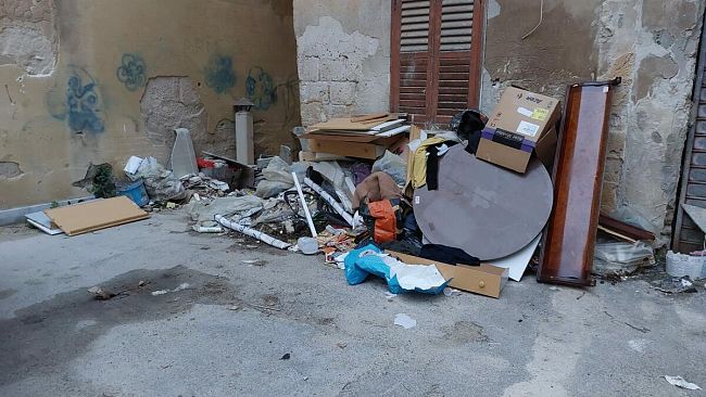 Trapani, discarica in centro storico