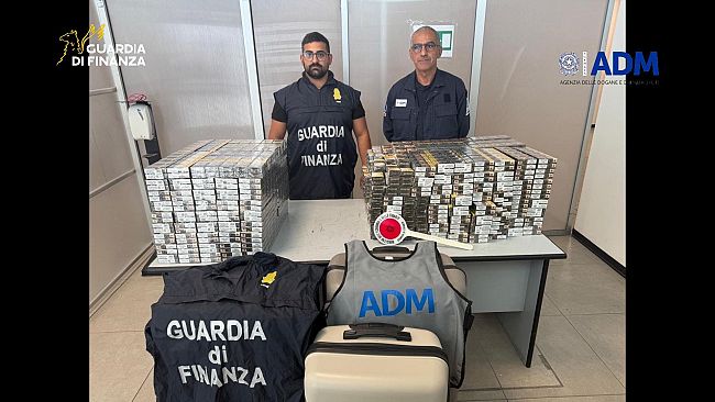 Sessantaquattro chili di sigarette in valigia, due stranieri arrestati all'aeroporto di Palermo