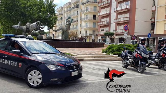 Marsala: in possesso di droga minaccia e si oppone ai carabinieri. Denunciato