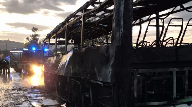 e-di-una-persona-contusa-il-bilancio-dellincendio-scoppiato-a-bordo-di-un-bus-a-gibellina