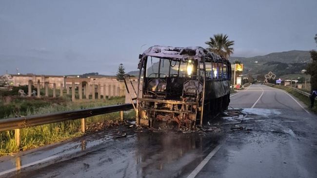 Pullman di linea in fiamme tra Gibellina e lo svincolo A29: gli aggiornamenti